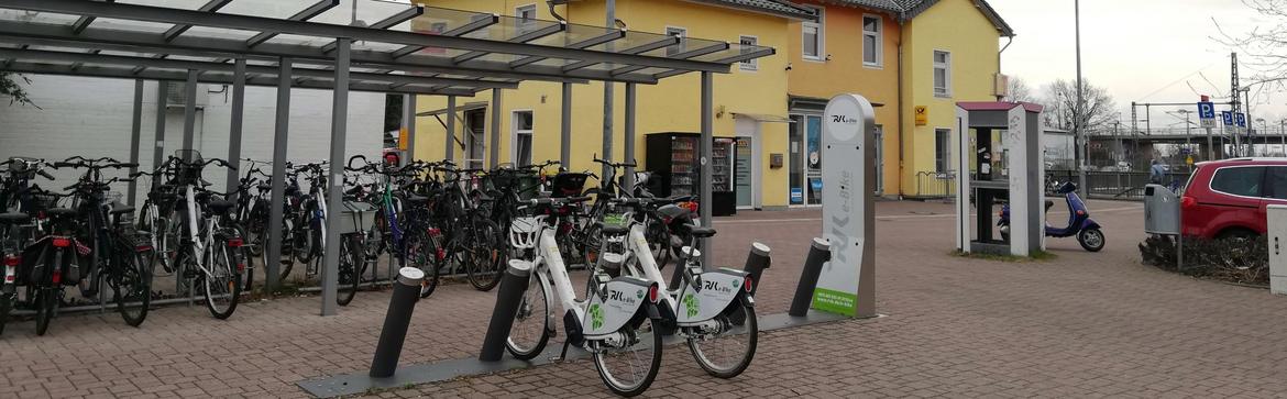 Klimafreundlich mit dem Fahrrad oder E-Bike zum Zug wie hier am Bahnhof Sechtem
